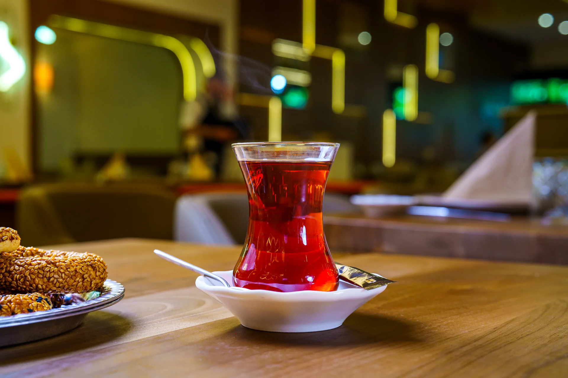 Glas türkischer Tee auf einem gedeckten Tisch