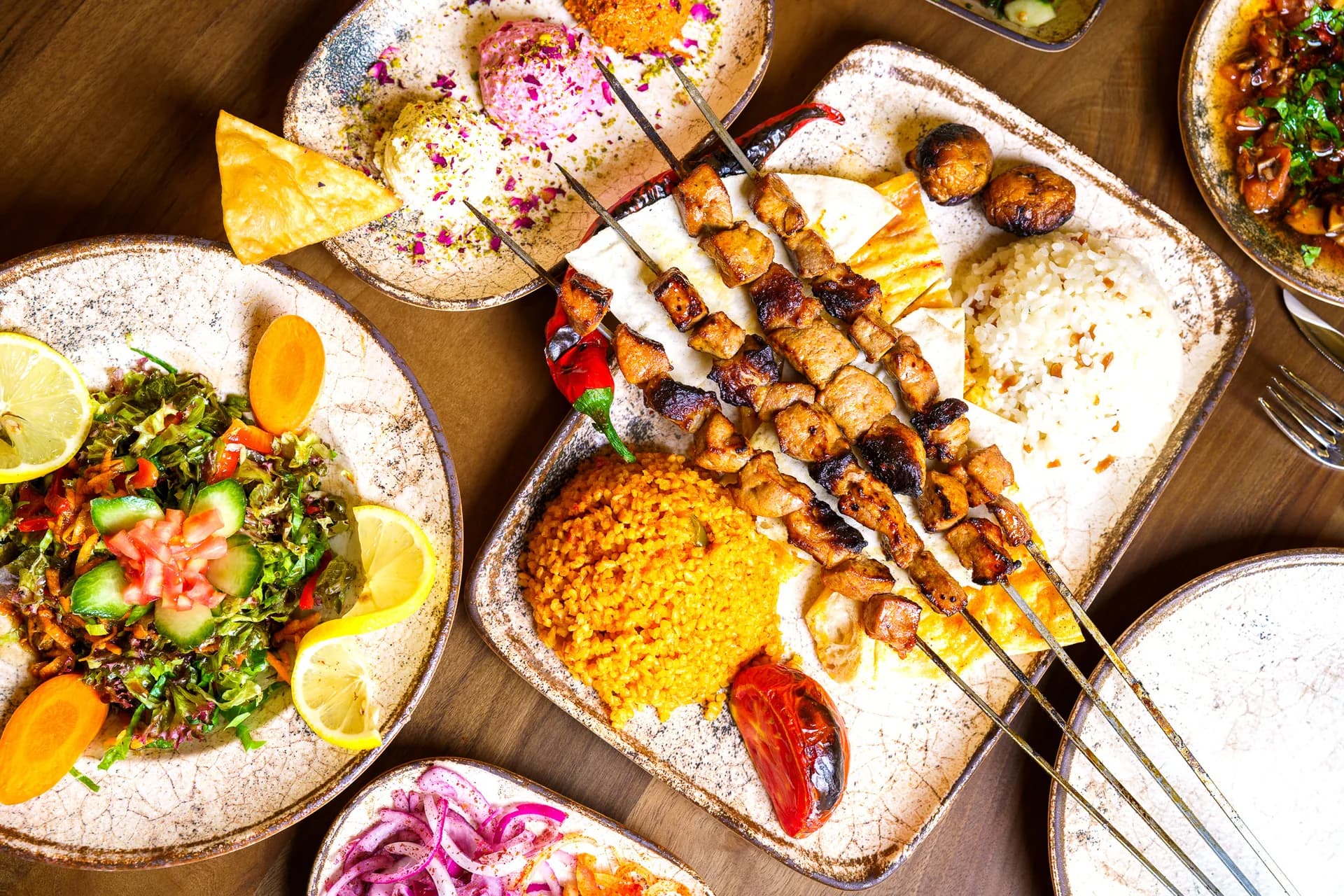 Spieße, Reis und Meze aus der Vogelperspektive