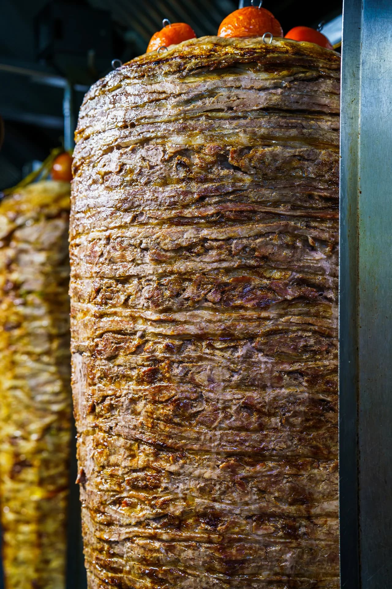 Detail der gebräunten Fleischlagen am Drehspieß