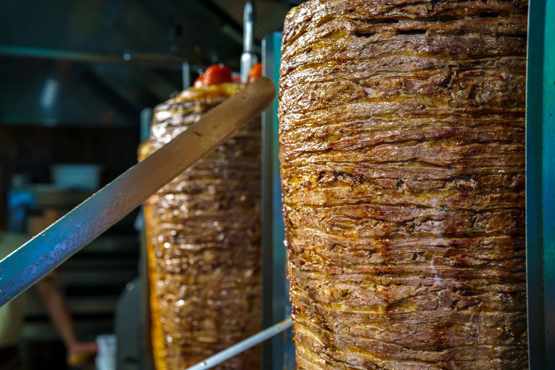 Zwei gebräunte Drehspieße in der Küche